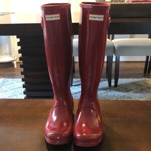 Very, very good condition size 7 women’s red Hunter Boots!